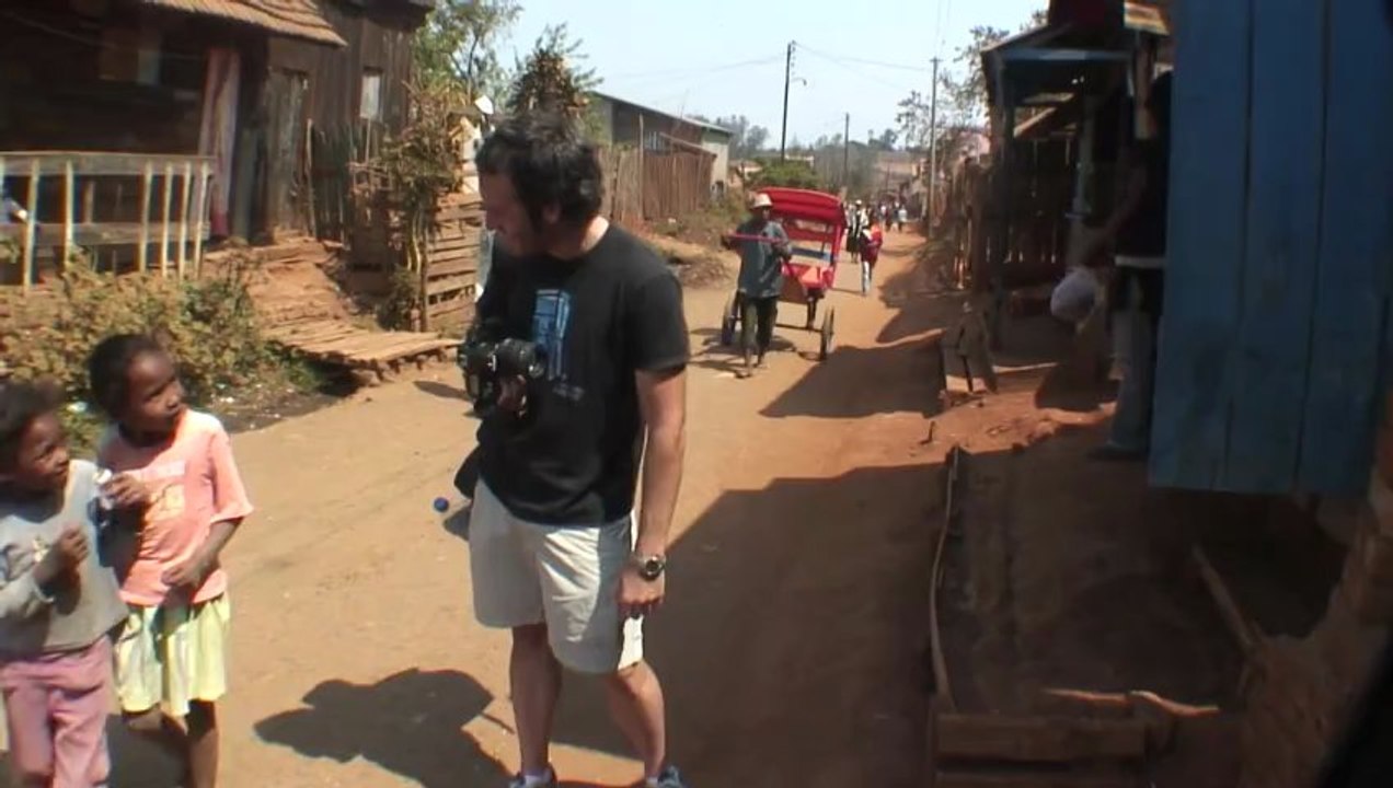 07 - Partida de petanca y paseo por el barrio pobre de Antsirabe - Viaje a Madagascar