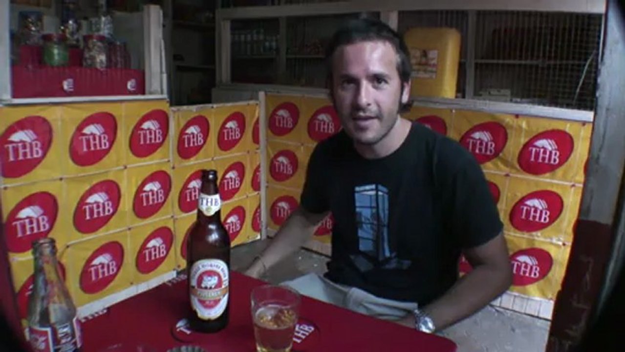 08 - Cervezas a mitad de precio en Antsirabe y pousse-pousse restaurant - Viaje a Madagascar