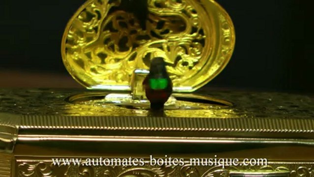 Lutèce Créations, le spécialiste des automates et des boîtes à musique, présente un oiseau chanteur automate mécanique dans une boîte de type tabatière. Fabrication allemande, boîte en métal doré.