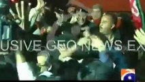 Sharjeel Memon & Pir Mazhar ul Haq Beaten by Crowd Outside Bilawal House - MUST SEE - YouTube_x264