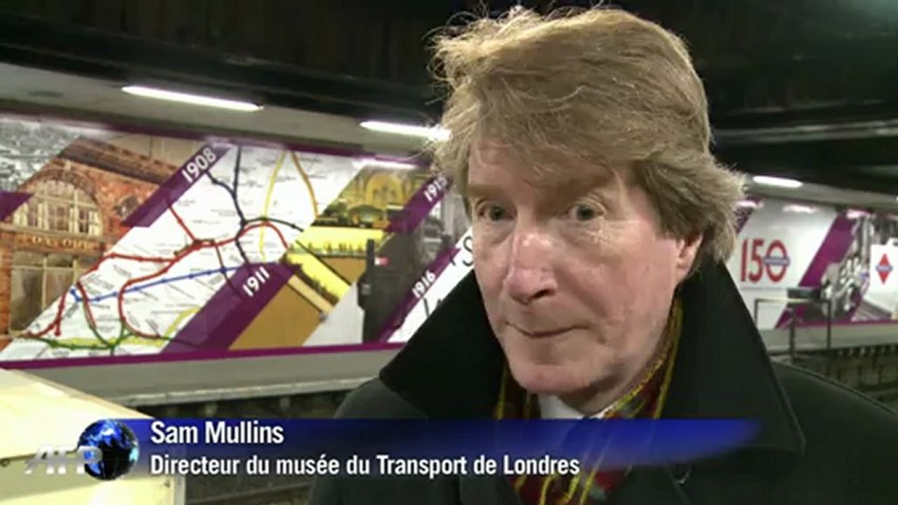Un train à vapeur dans le réseau du métro de Londres