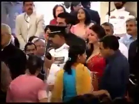 Akshay Kumar and Aishwariya Rai receive Padmashree.mp4