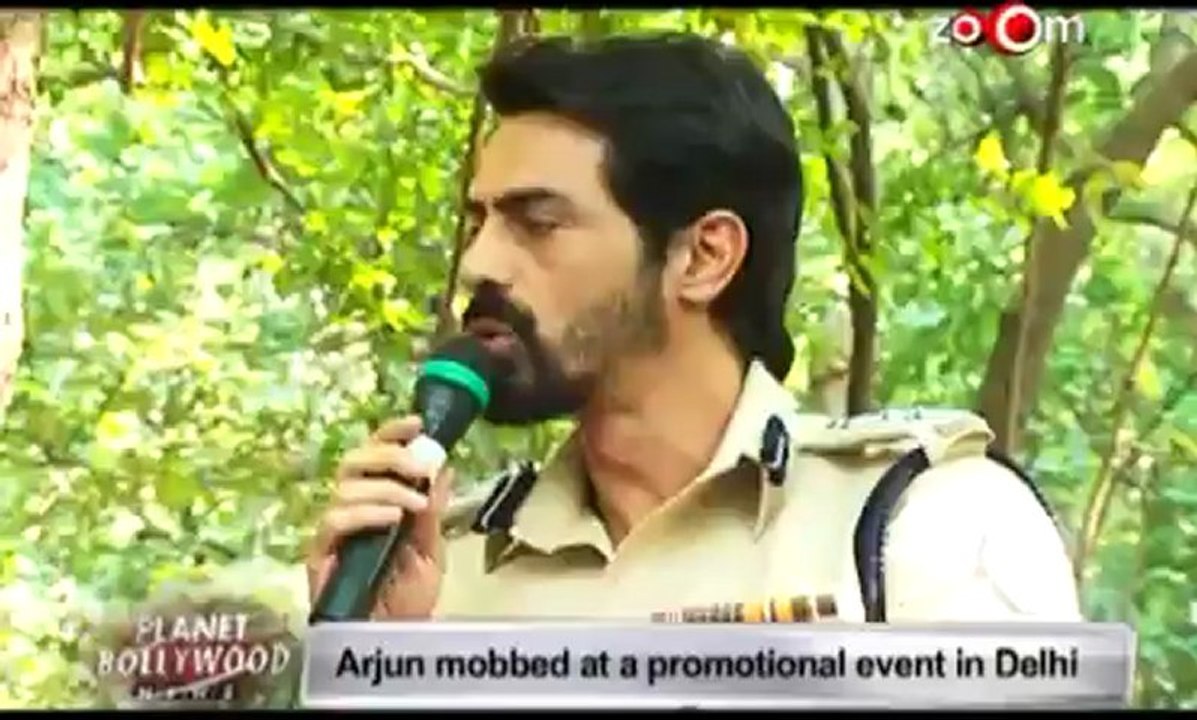 Arjun mobbed at a promotional event in Delhi.mp4