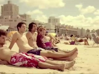 Coolest guy in the world on the beach: watch his moves