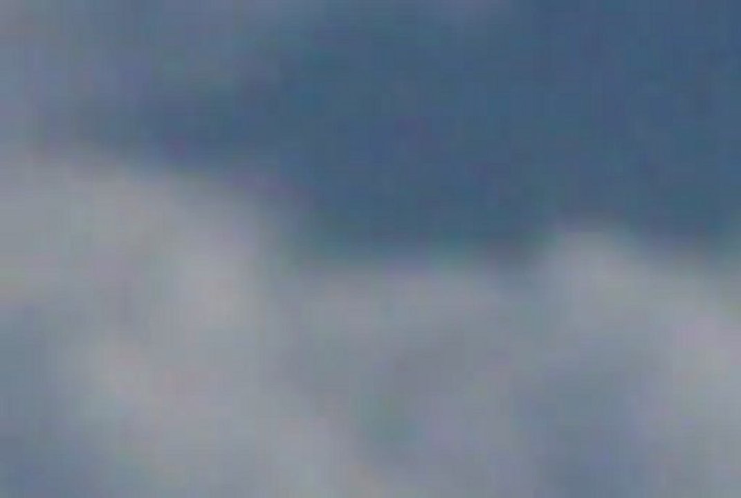 MANY UFO'S FILMED FROM PLANE APPROACHING MOSCOW