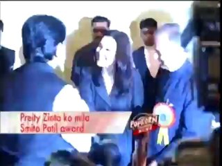 Priety Zinta wins Smita Patil Award.mp4