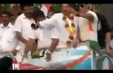 Salman Khan campaigns for politician Baba Siddiqui.mp4