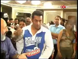 Salman refuses to take Bipasha in his arms.mp4