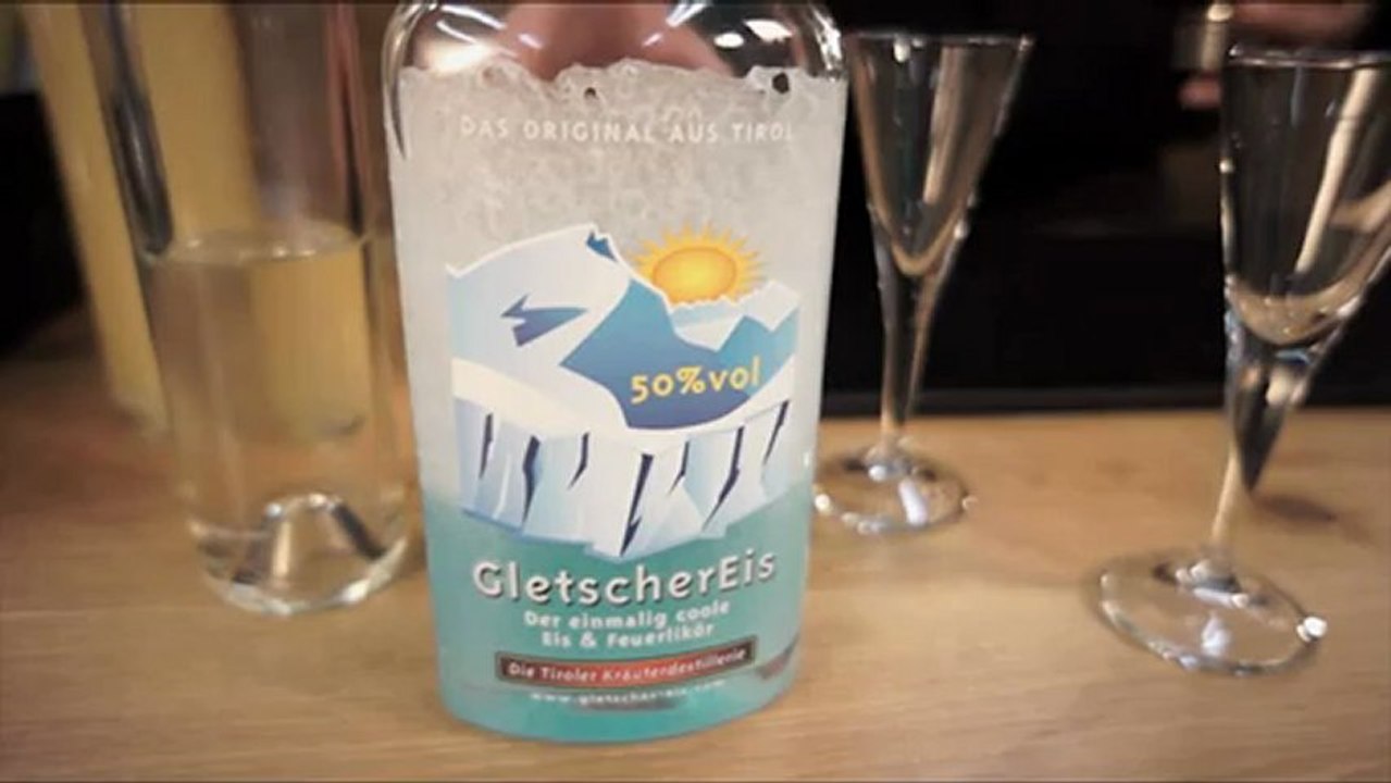 Schneeballschlacht - der neue Winter Cocktail mit Original Tiroler Gletschereis Feuerlikör