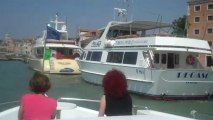 Notre Péniche pénètre fièrement sur grand canal de Venise. Équipage au complet