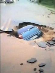 Regardez cette voiture se faire avaler par un cratère au beau milieu d'une route