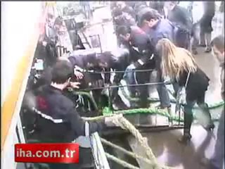 Vapurdan denize böyle düştü