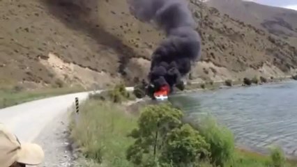 Piloto de lancha provoca ondas para apagar incêndio na Nova Zelândia[1]
