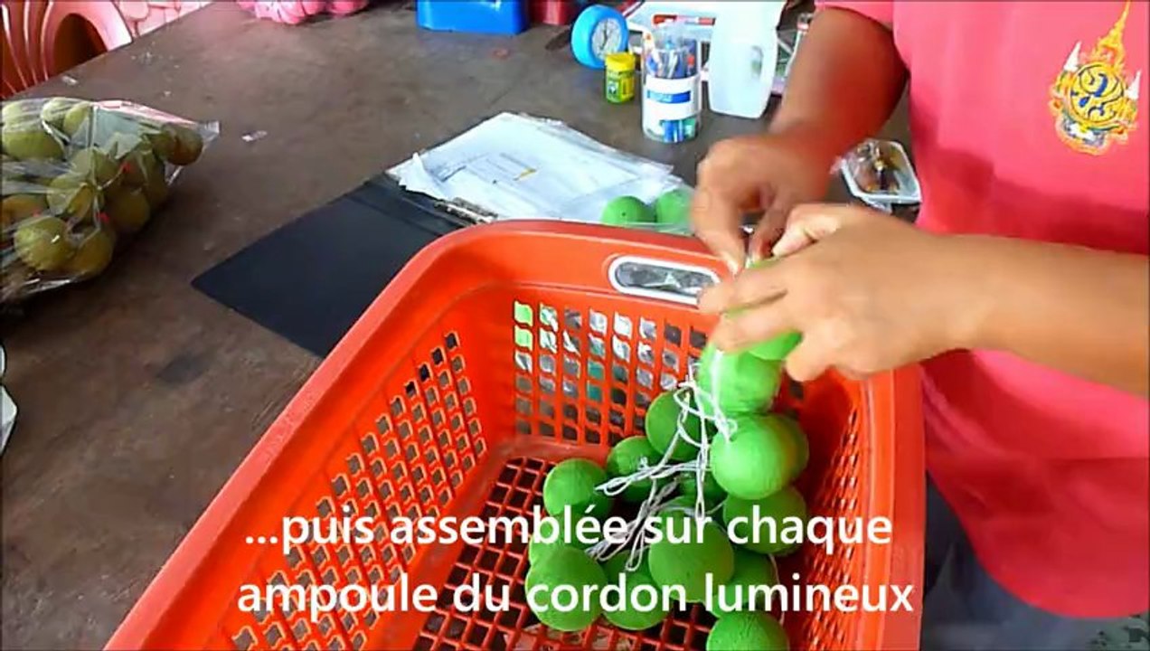 Fabrication d'une guirlande lumineuse de boules de coton