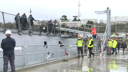 1 er accostage de la FREMM Aquitaine sur son nouveau ponton