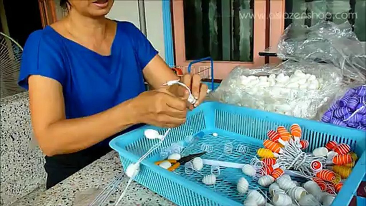 Fabrication d'une guirlande lumineuse de cocons de soie