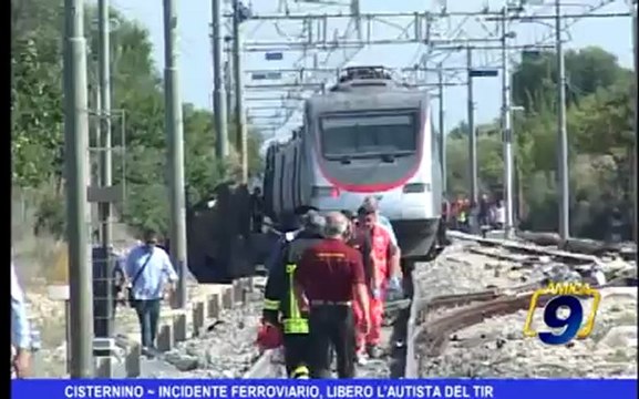 Cisternino | Incidente ferroviario, libero l'autista del tir