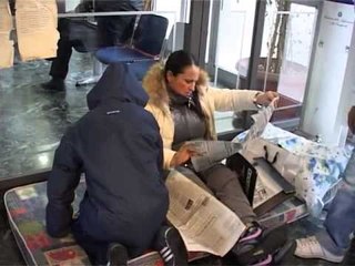 Napoli - La protesta di una donna per sequestro molo (14.01.13)