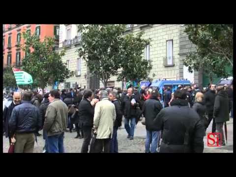 Napoli - La protesta dei lavoratori del Comune (14.01.13)