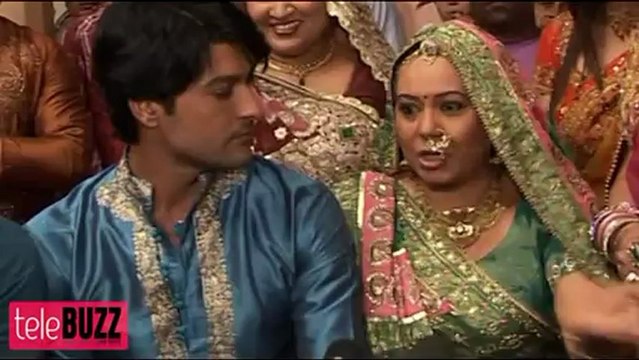 SHOCKING !!! Bhabho THROWS Sooraj & Sandhya OUT OF THE HOUSE in Diya Aur Baati Hum 15th January 2013