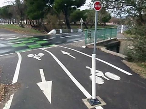 Potelet non dangereux (plie en cas de choc) en entrée de piste cyclable