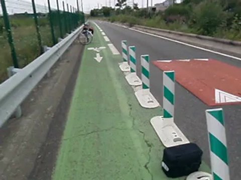 Bornes (potelets) ou balises pliables le long d’une piste cyclable