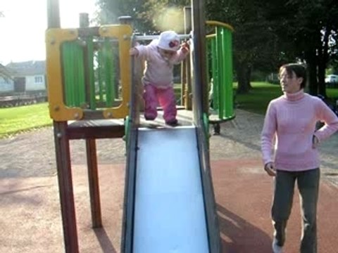 Bébé fait du toboggan