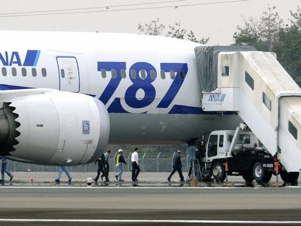 Japan Boeing Dreamliners Grounded After Emergency Landing