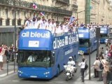 Les médaillés français paradent sur les Champs-Elysées