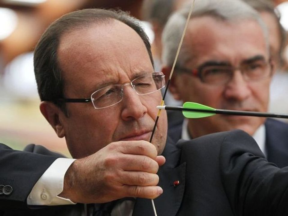 JO : Hollande rend visite aux athlètes français, s'essaie au tir à l'arc