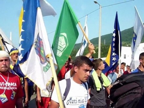 Les musulmans de Bosnie enterrent 520 victimes de Srebrenica