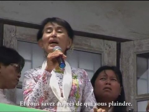 Aung San Suu Kyi en Thaïlande pour sa première visite à l'étranger depuis 24 ans