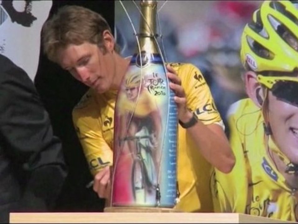 Andy Schleck enfile le maillot jaune du Tour de France 2010
