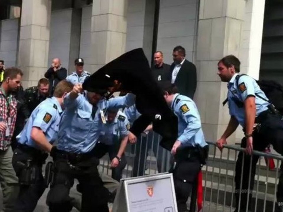 Procès Breivik : un homme tente de s'immoler par le feu devant le tribunal à Oslo