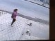 Une jeune fille chinoise tombe à travers le trottoir