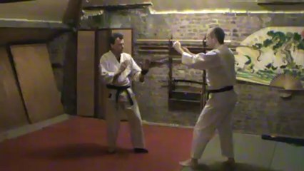 Coup de pied arrière "en général" : défense et poursuite