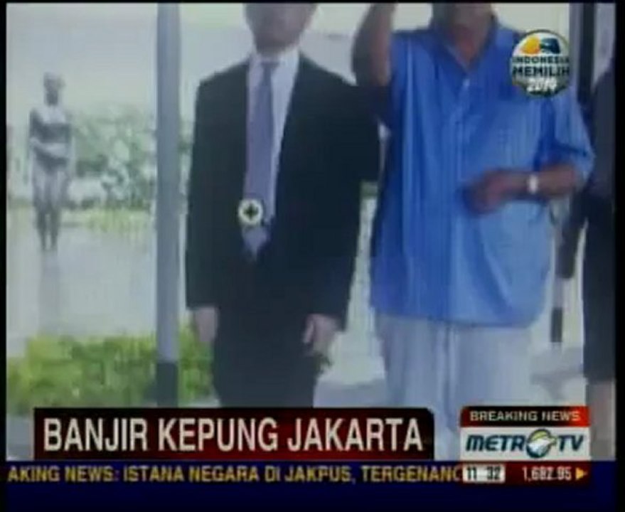 Indonésie Jakarta sous les eaux, le président retrousse ses pantalons