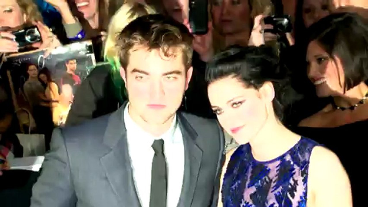 A Lonely Robert Pattinson and His Guitar are Escorted Through Melbourne Airport