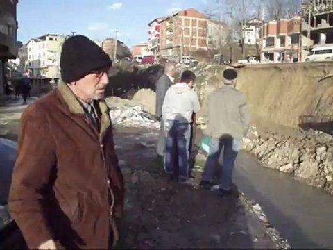 KUMRU BELEDİYESİ'NİN İSTİNAT DUVARI ÇÖKMEYE DEVAM EDİYOR