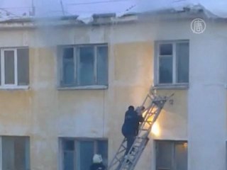 Пожарного чуть не убило сугробом с крыши