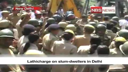 Lathicharge on slum-dwellers in Delhi.mp4