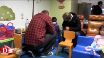deux joueurs du SUA apportent un Brin de soleil aux enfants