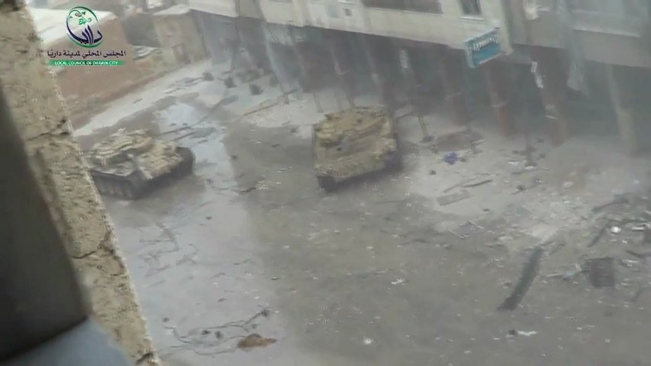 Un homme se filme sous les tirs d'un char