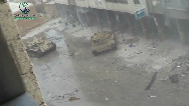 Un homme se filme sous les tirs d'un char