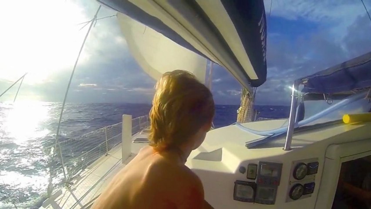 Retour sur Huahine à 19 noeuds sous génaker