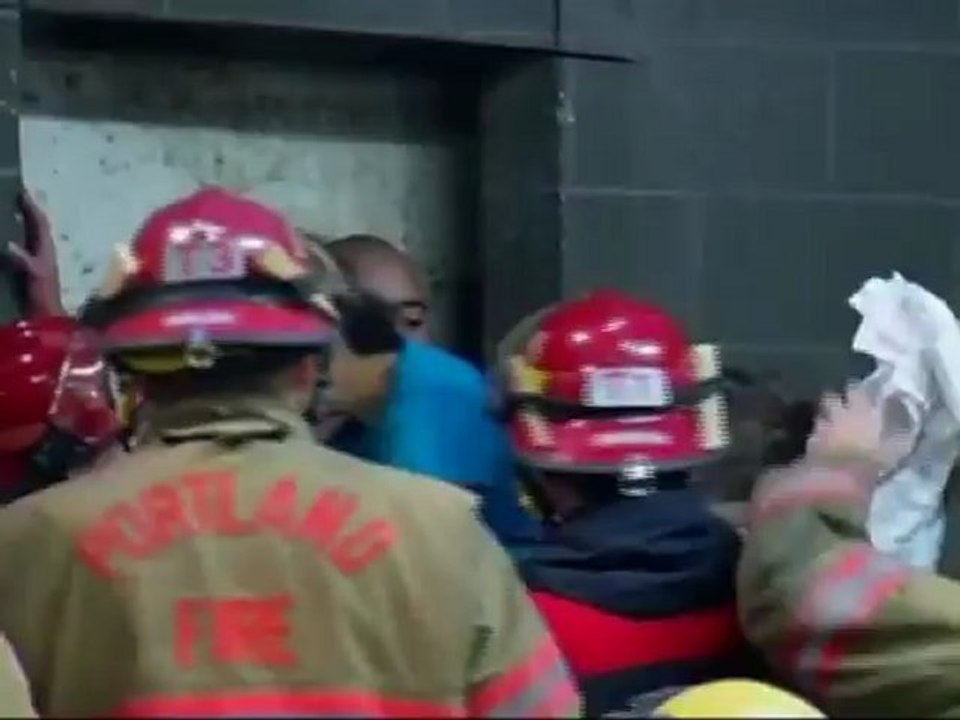 Mujer queda atrapada entre las paredes de dos edificios