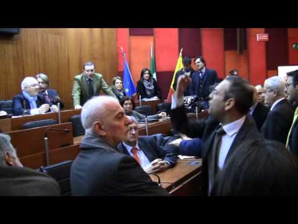 Napoli - Salta la seduta del Consiglio Comunale sul mercato ittico (16.01.13)