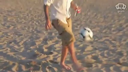 David Beckham sút 3 trái bóng trúng ba thùng rác từ xa! Tin được không?