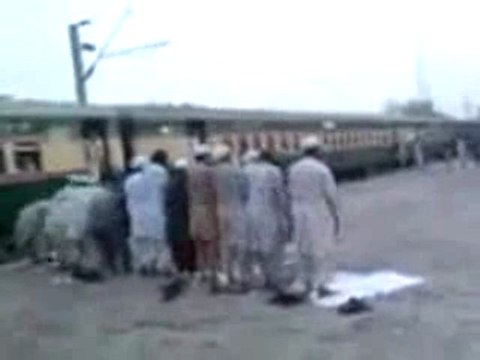FUNNY DEOBANDI RAIWAND TABLEEGHI JAMAAT RUNNIG AFTER TRAIN LEAVING THE PRAYER
