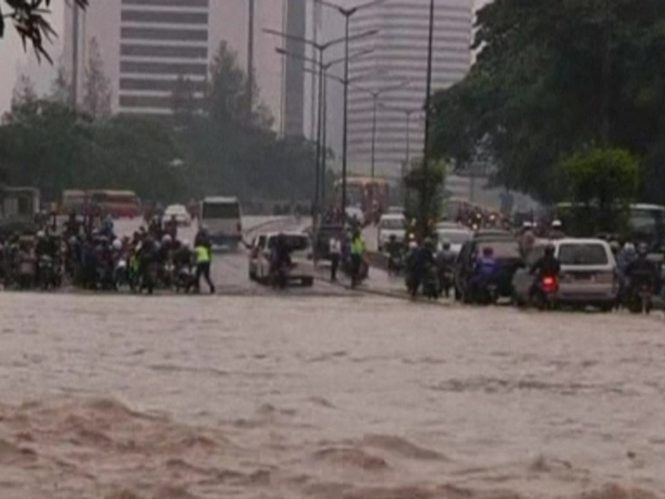 Jakarta floods forces tens of thousands out of their homes